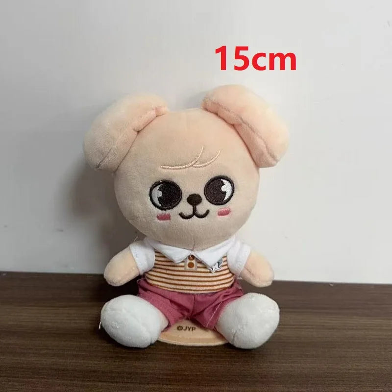 A 15cm beige plush bear with oversized eyes dressed in magic academy cloak outfit skzoo plush keychain toy fan gift