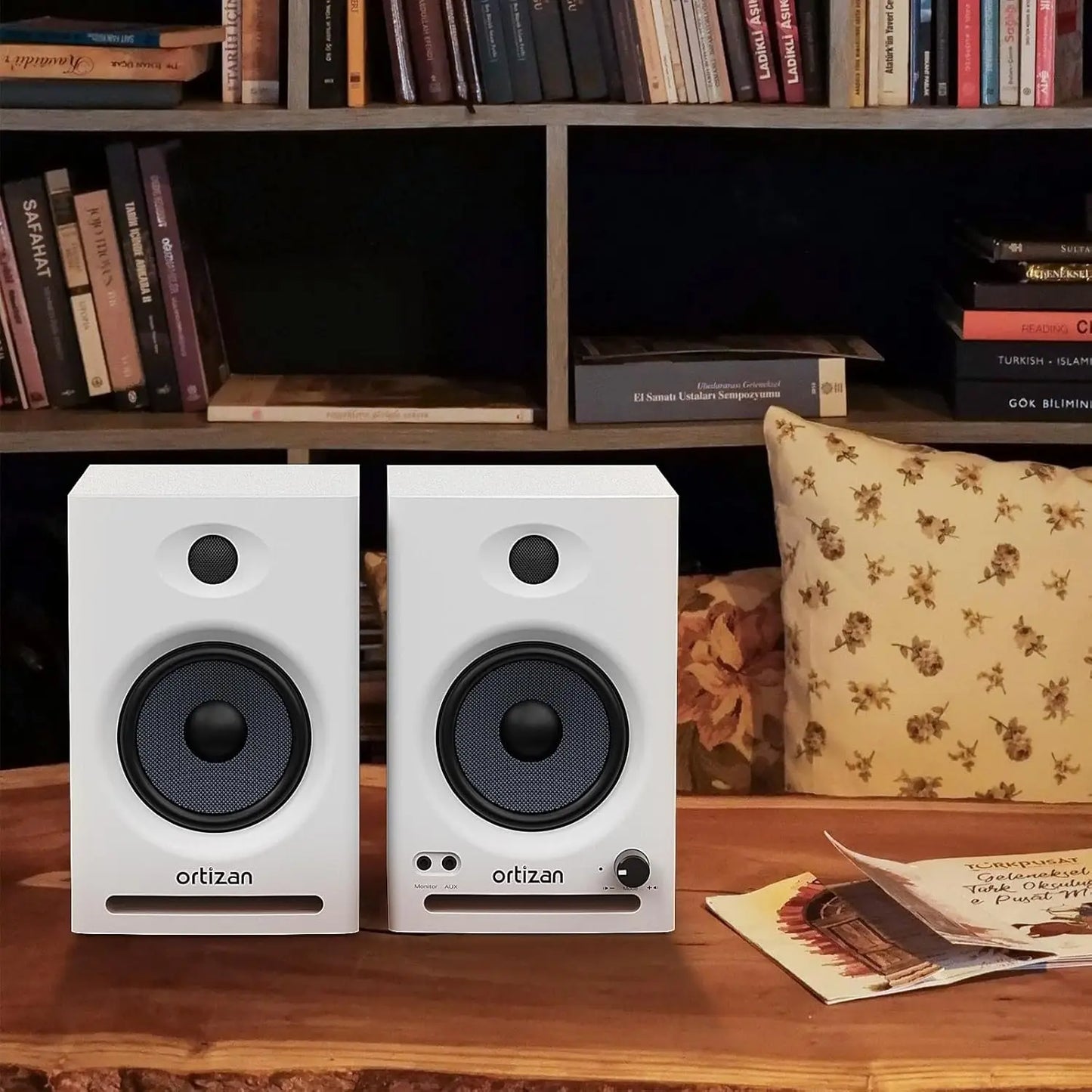 White Ortizan C7 dual-mode active monitor speakers with black drivers for near field music production and Bluetooth use