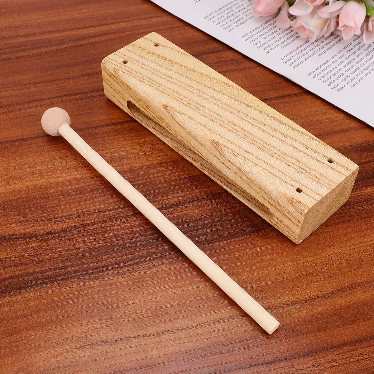 Light-colored wooden xylophone made of madera dura with mallet, una sola pieza for outdoor rhythm play you puede obtener diferentes sounds