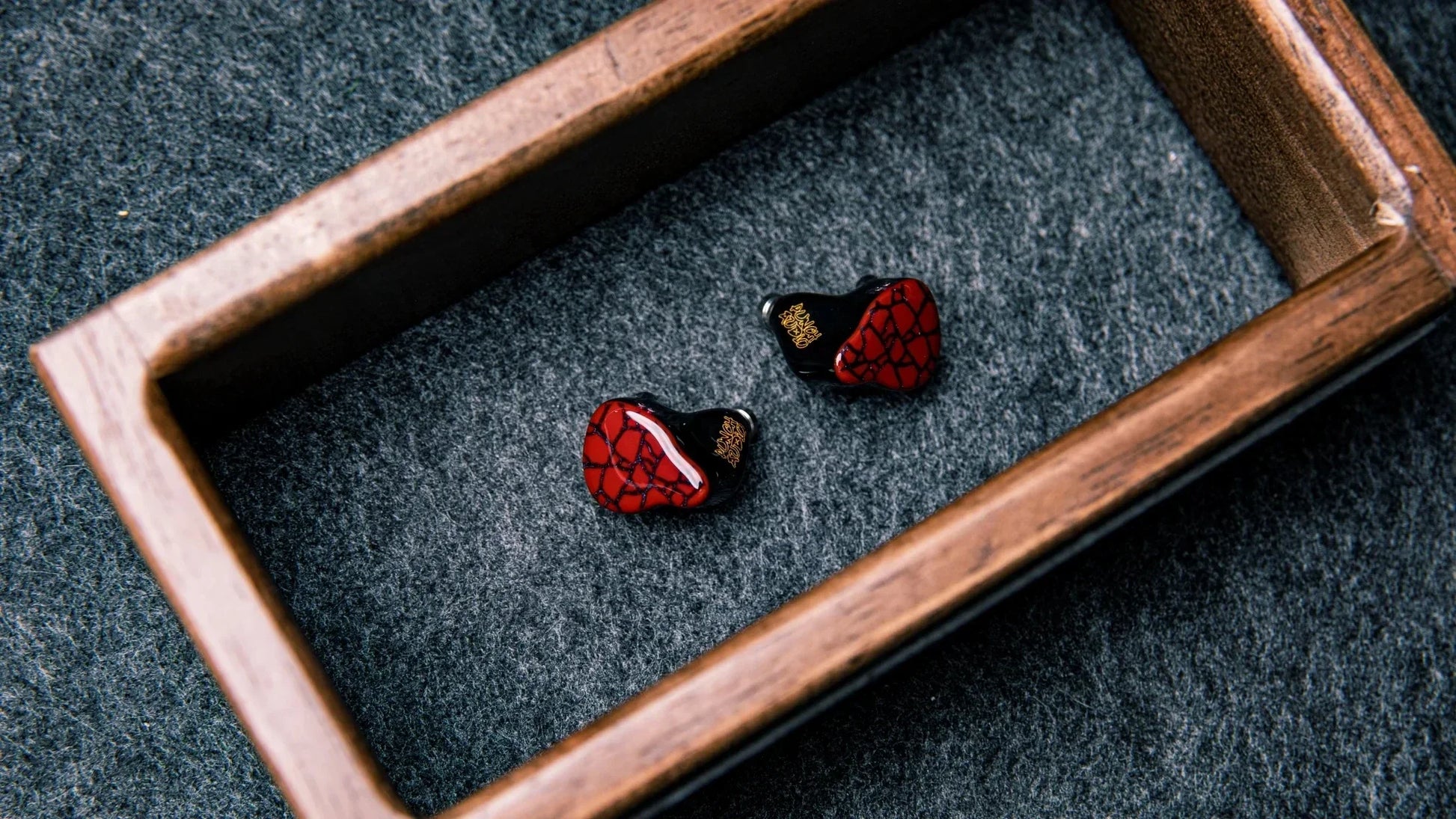 Red and black punch audio martilo iem hifi earphones with planar drivers and custom interchangeable cable in wooden box