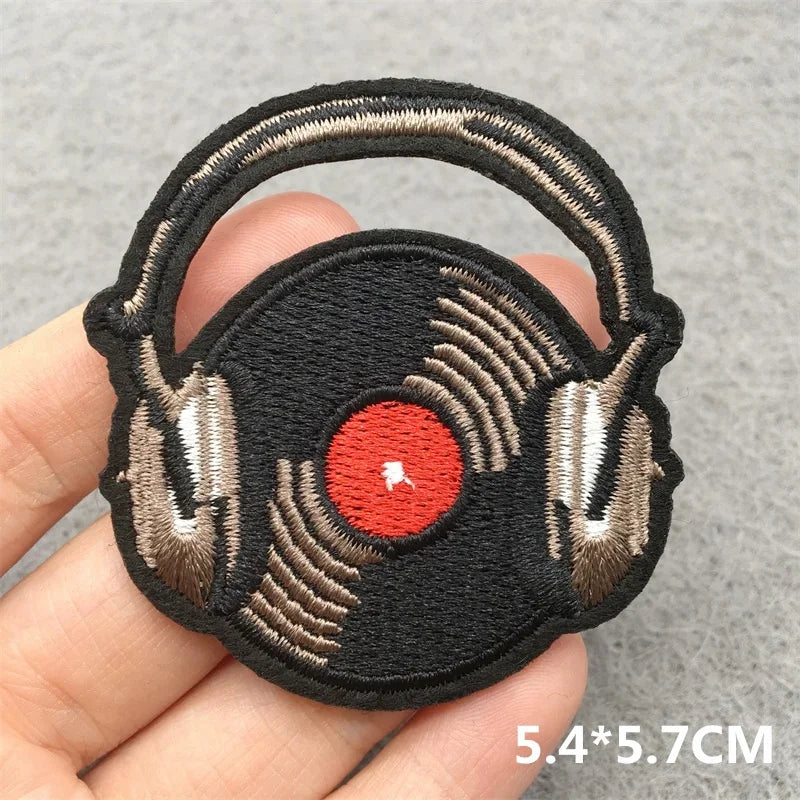 Black music embroidered patches shaped like headphones with vinyl record design for jacket jeans headset clothes stickers diy