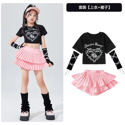 Black cropped top with sincere heart graphic and silver cross estampado rosa mangas paired with rosa mangas minifalda plisada en capas