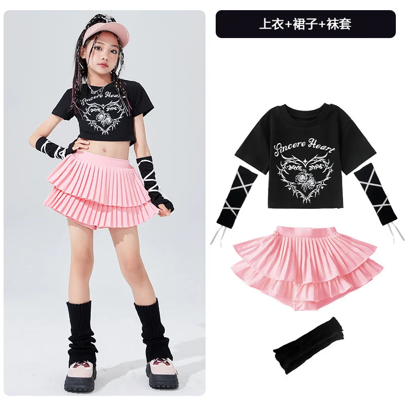 Black cropped top with white gothic heart and silver cross estampado rosa mangas paired with pink plisada en capas skirt