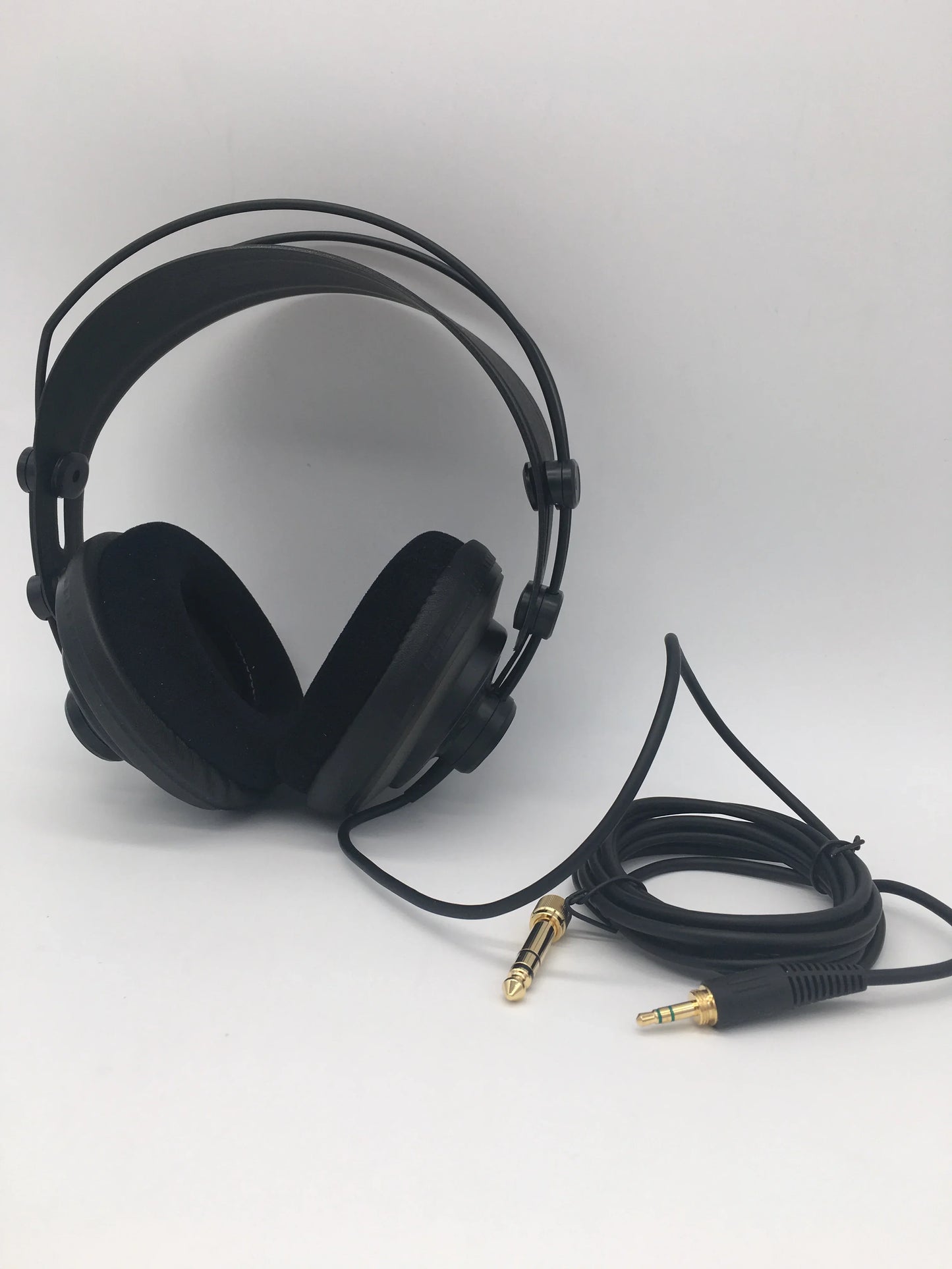 Black samson sr850 professional studio headphones with leather earcups, self-adjusting headband, and 10hz-30khz frequency response