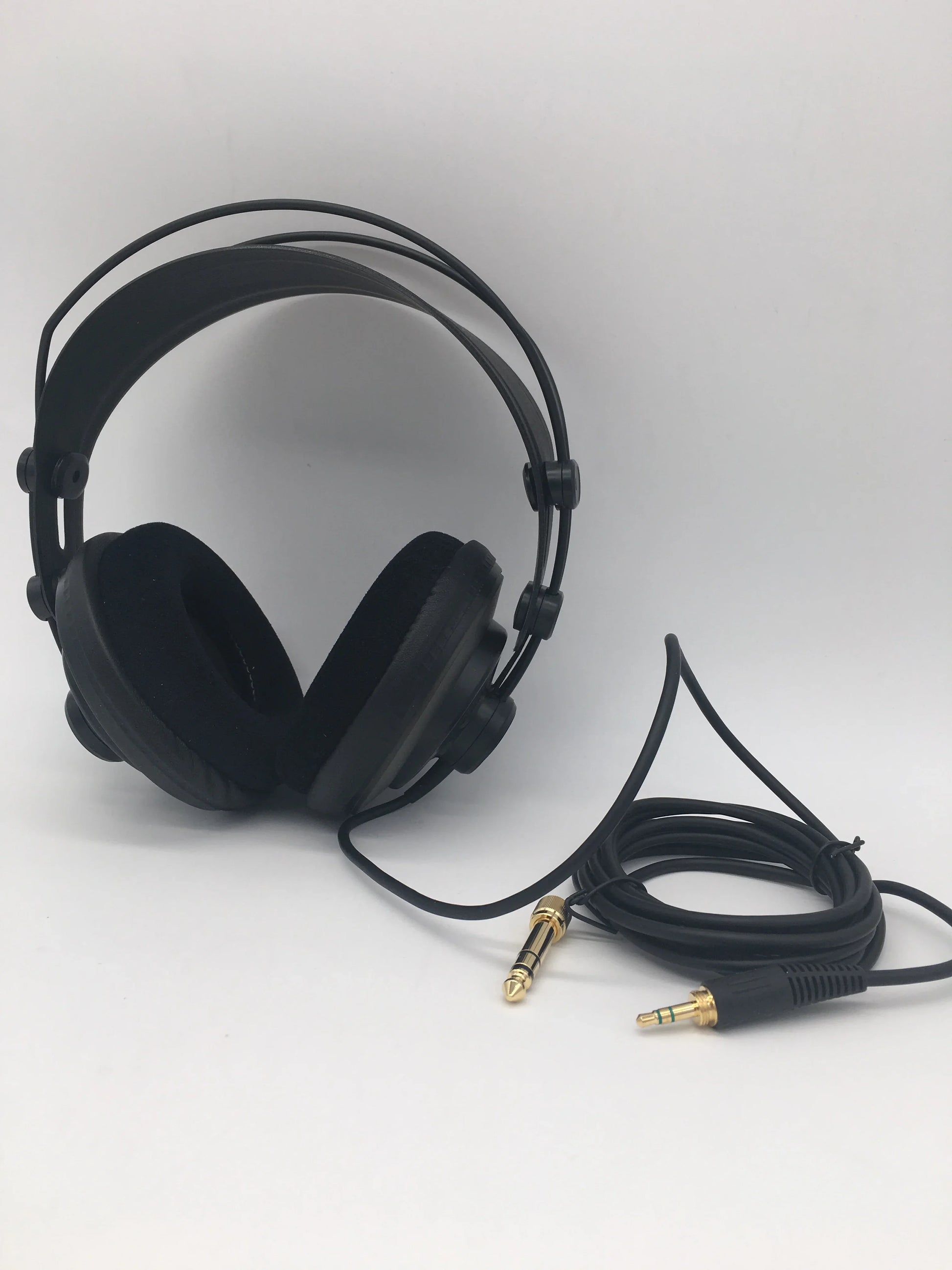 Black samson sr850 professional studio headphones with leather earcups, self-adjusting headband, and 10hz-30khz frequency response