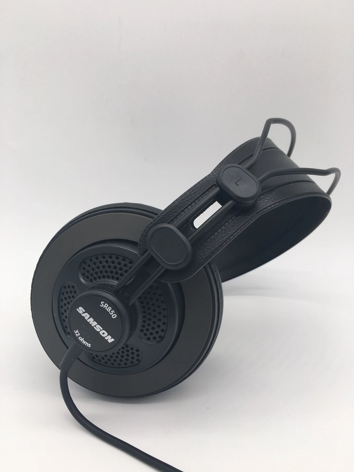 Black samson sr850 professional studio headphones with self-adjusting headband leather earcups and 10hz-30khz frequency response