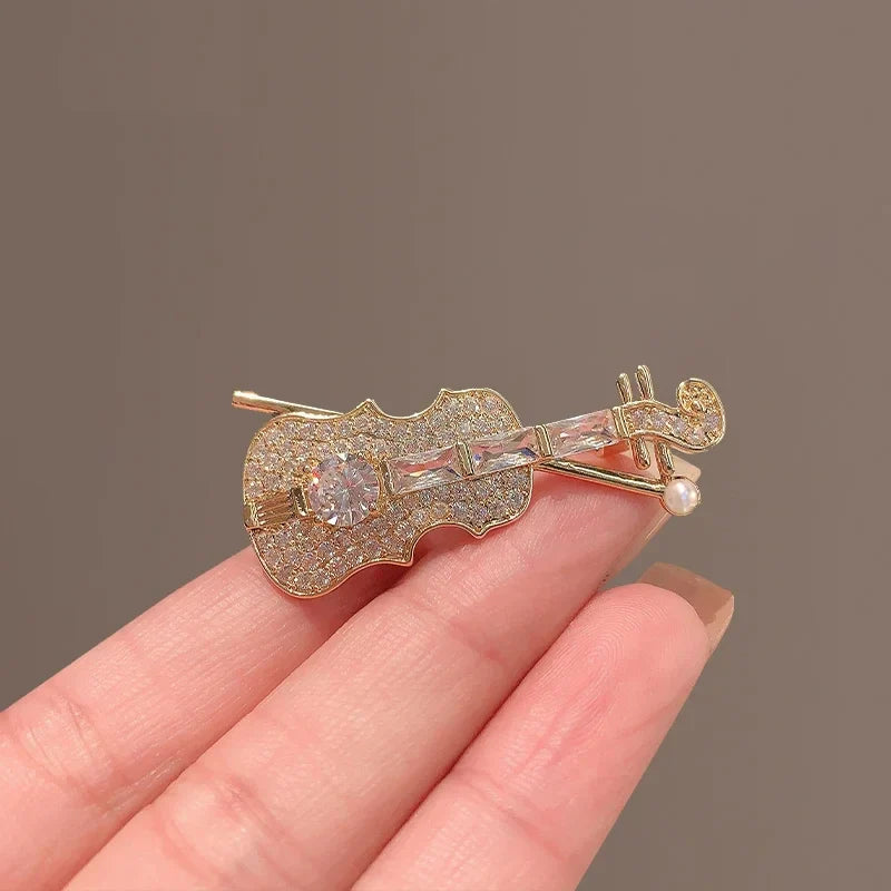 Gold-toned violin-shaped hair clip with sparkling crystals clear gemstone and pearl for women music accessory decoration