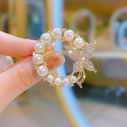 Delicate gold-toned violin brooch with white pearls and crystal butterfly for women music accessory and clothing decoration