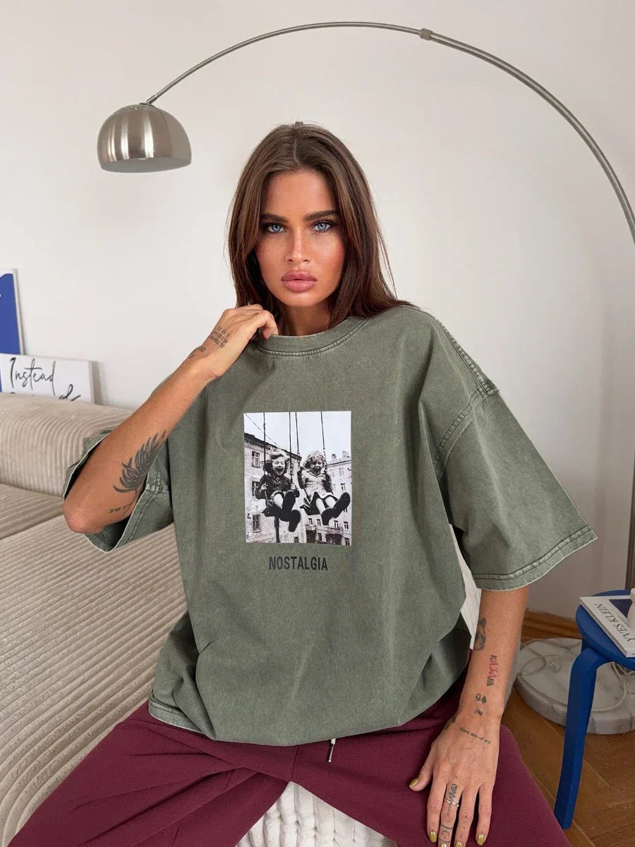 Sumuyoo olive green oversized cotton t-shirt with black-and-white retro printed photo and nostalgia text in fashion hip hop wax printing style
