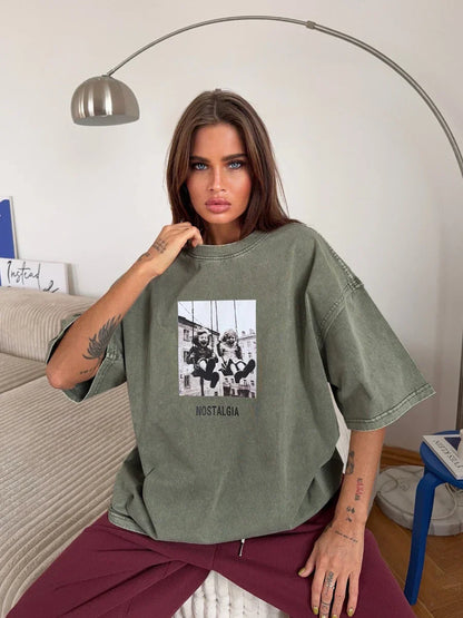 Sumuyoo olive green oversized cotton t-shirt with black-and-white retro printed photo and nostalgia text in fashion hip hop wax printing style