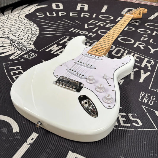 White electric guitar with maple fingerboard features glossy body and sparkling sss chrome hardware for fast ship