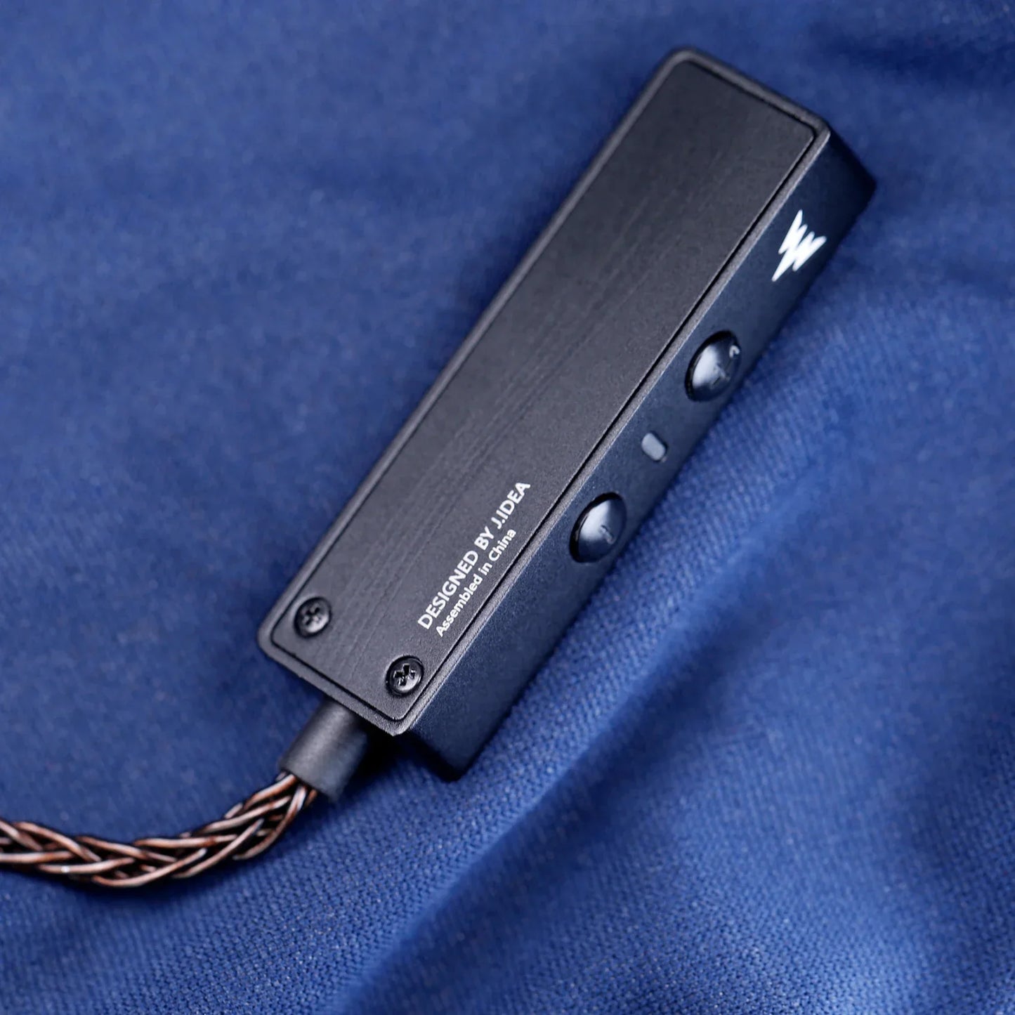 Black whizzer da1 portable usb c amplifier with brushed metal finish, lightning bolt logo, and mic volume control buttons